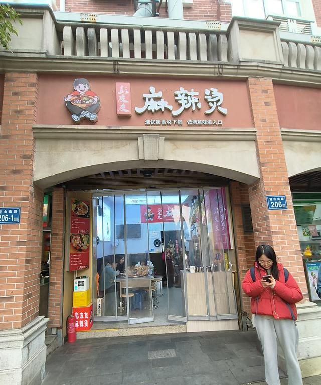 大学城的美食街在哪,大学城美食街夜晚霓虹灯璀璨图50