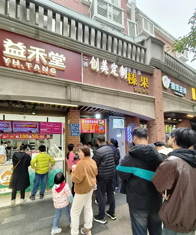 大学城的美食街在哪,大学城美食街夜晚霓虹灯璀璨图51