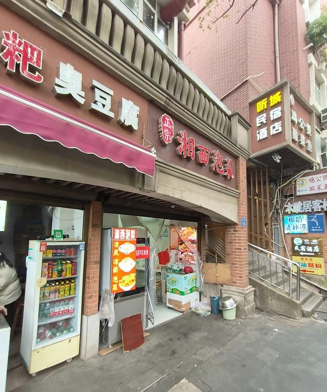 大学城的美食街在哪,大学城美食街夜晚霓虹灯璀璨图59