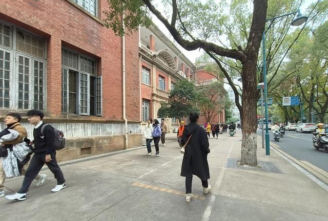 大学城的美食街在哪,大学城美食街夜晚霓虹灯璀璨图72