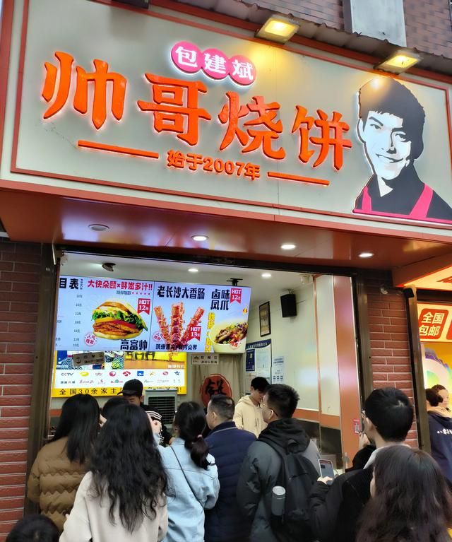 大学城的美食街在哪,大学城美食街夜晚霓虹灯璀璨图75