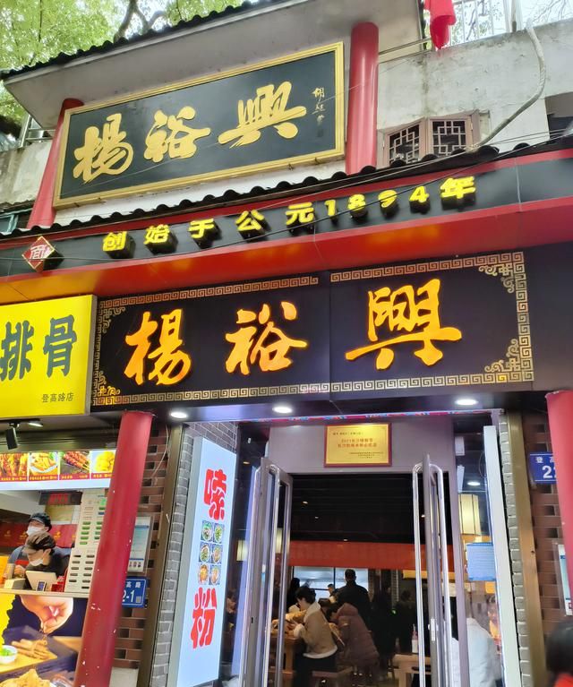 大学城的美食街在哪,大学城美食街夜晚霓虹灯璀璨图82