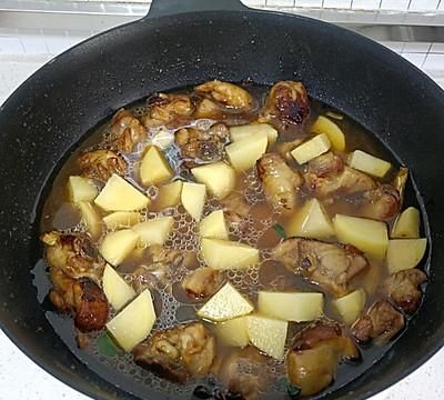 如何做红烧鸡肉土豆(鸡肉和土豆红烧怎么做才好吃)图10