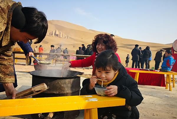 “早穿皮袄，午穿纱，围着火炉吃西瓜”品瓜活动在新疆鄯善演绎图3