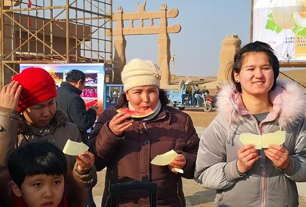 “早穿皮袄，午穿纱，围着火炉吃西瓜”品瓜活动在新疆鄯善演绎图4