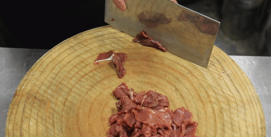 水煮牛肉家常做法肉滑嫩爽,麻辣鲜香水煮牛肉做法图2
