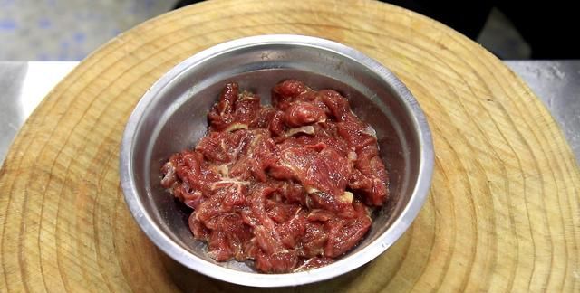 水煮牛肉家常做法肉滑嫩爽,麻辣鲜香水煮牛肉做法图3