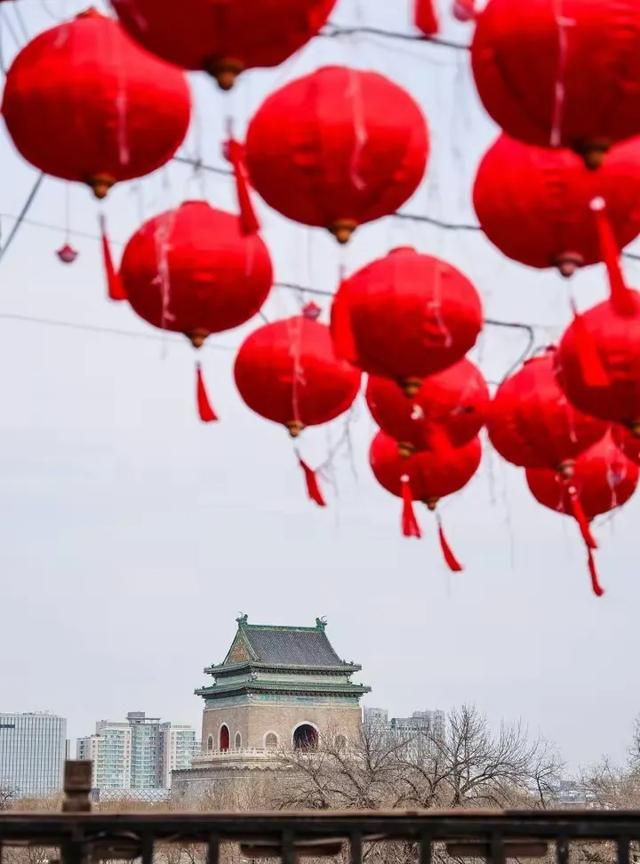 美食狂欢
，北京什刹海年味渐浓：冰上嘉年华、美食狂欢，乐享除夕之夜！图2