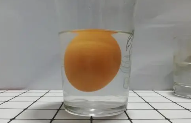 鸡蛋放在水里为什么能浮起来,鸡蛋放在水里真的会变成弹球吗图2