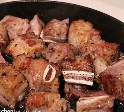 这道肉食爱好｜蒜香黑椒牛肋排，家人天天求我做