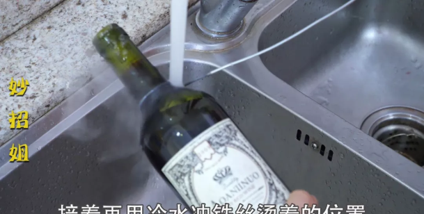 没有开瓶器怎么开红酒？教你一招，不用开瓶器，轻松打开