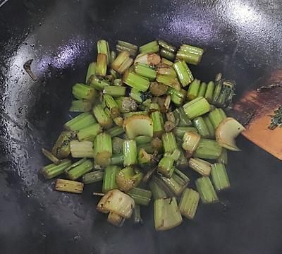 最快捷的炒芹菜做法（只加一味调料低脂健康却好吃得让你尖叫）