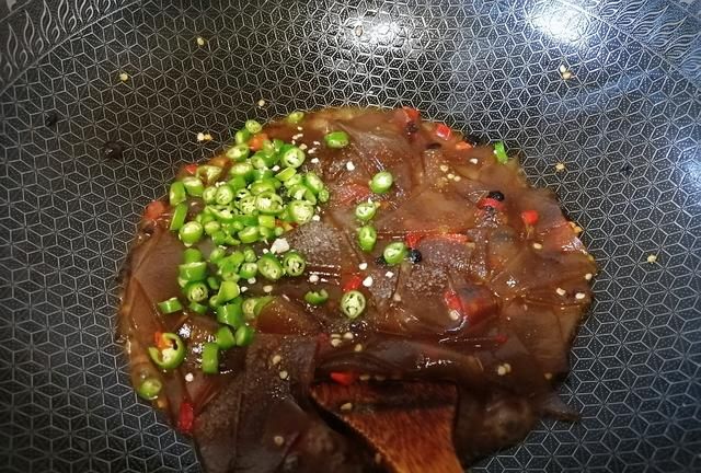 苕皮炒好了，真心觉得比肉还好吃，两味调料是关键，一定不要少