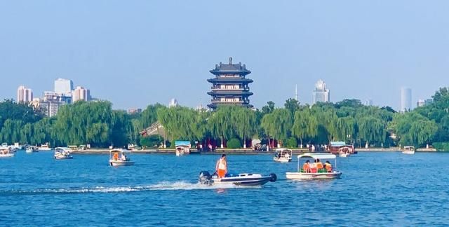 好景山东｜水天一色醉游人！济南大明湖风景秀丽，湖光山色美如画