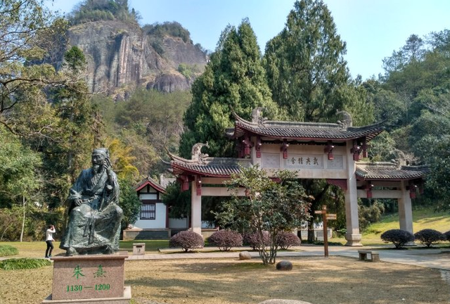 福建省武夷山市，原名崇安，福建省唯一以名山命名的旅游城市