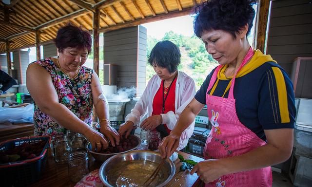 农村阿姨用祖传秘方制作杨梅罐头，不加防腐剂，存放一年竟不会坏