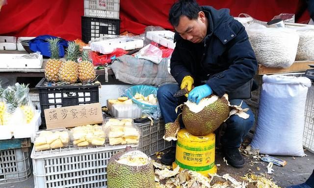 摊贩街头剥进口菠萝蜜 黄肉的卖28块钱一斤 特有气味吸引顾客