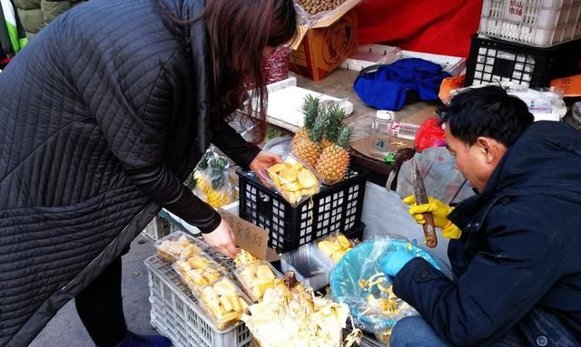 摊贩街头剥进口菠萝蜜 黄肉的卖28块钱一斤 特有气味吸引顾客