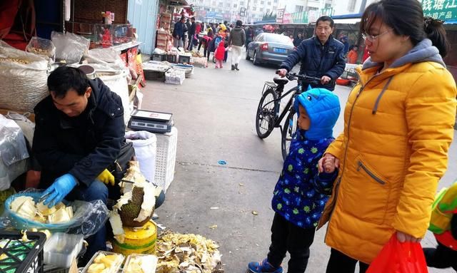 摊贩街头剥进口菠萝蜜 黄肉的卖28块钱一斤 特有气味吸引顾客