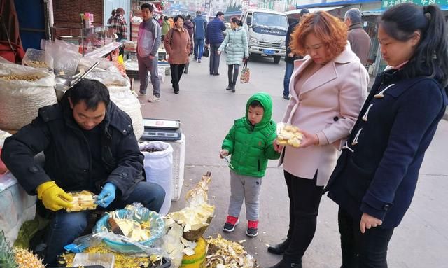 摊贩街头剥进口菠萝蜜 黄肉的卖28块钱一斤 特有气味吸引顾客