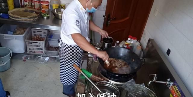 大厨教你干炒老土鸭的做法，肉质筋道，香味浓郁，特别的好吃