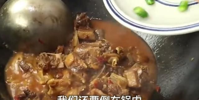 大厨教你干炒老土鸭的做法，肉质筋道，香味浓郁，特别的好吃