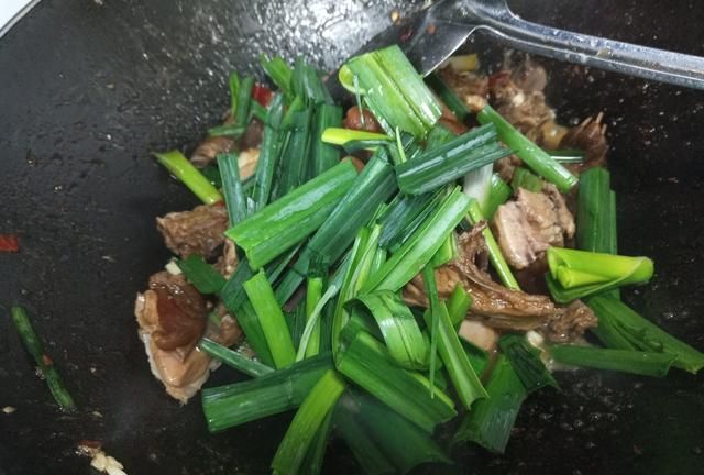 清炒兔肉家常做法，大厨需要油炸兔肉，我简单炒一炒，美味也简单