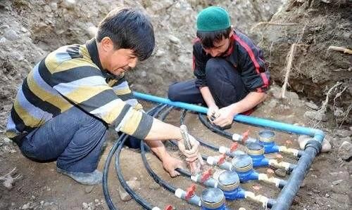 冬天农村埋在地下的自来水管冻住了放不出水来，生活用水怎么解决图1