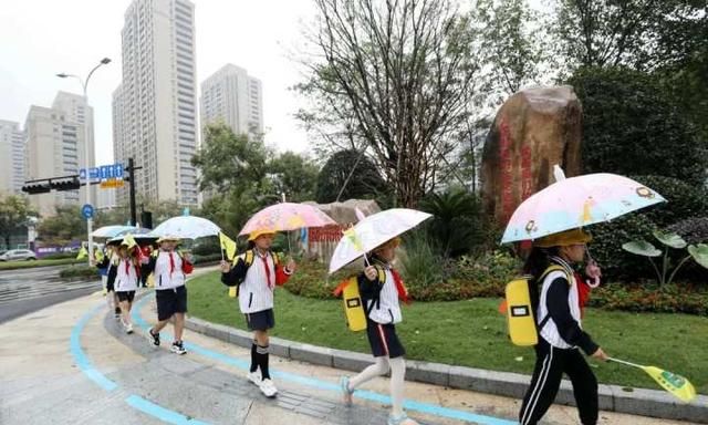 放学不用接，孩子自己走回家！杭州滨江试行首条“通学路”，还有志愿者和智能卡助力