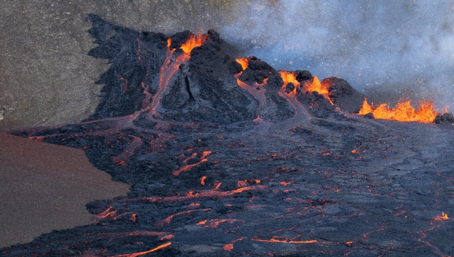 地球怎么了，冰岛一座火山又喷发了，2022年是气候的“临界点”？