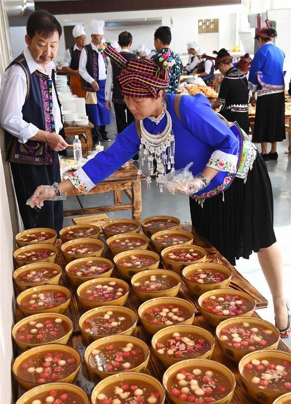 云南广南：旅游节上的美食