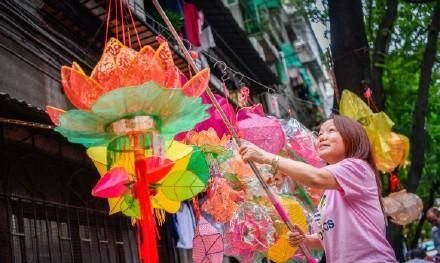 烧禾楼、舞火龙、吃菱角、扎花灯……这些有趣的广府中秋习俗你知道几个？