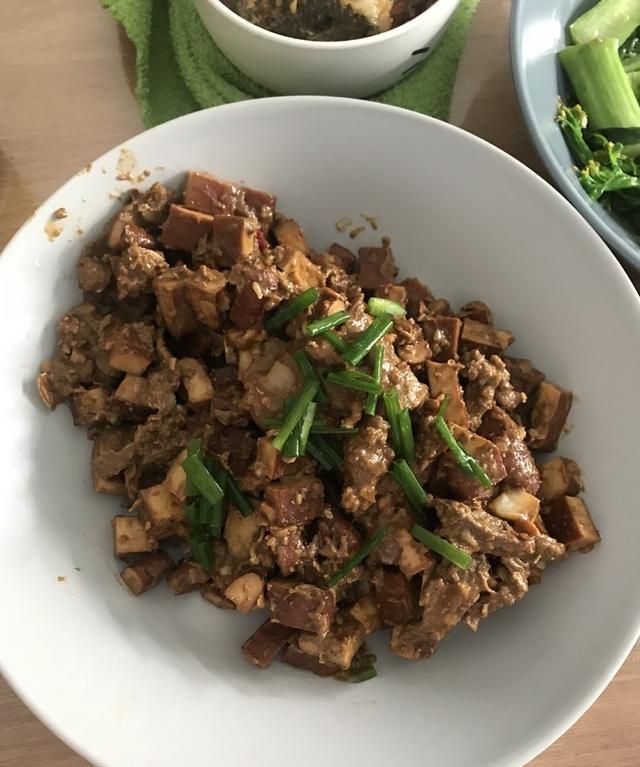 分享一道好吃下饭的豆干炒牛肉，营养丰富，口感醇厚，全家都爱吃