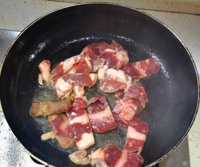 煎烤肚包肉和肉肠