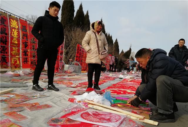 城里小伙农村赶年集，不识“吊子”为何物，卖货大妈哭笑不得