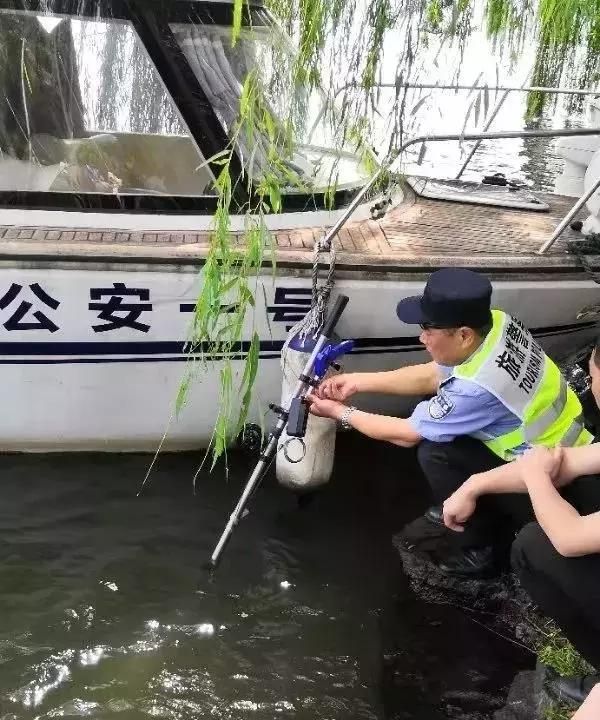 女游客手机掉进西湖，苦捞半小时后，他掏出“神器”10分钟搞定