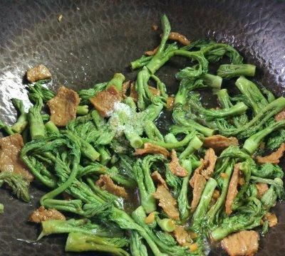 这道东北野山珍~肉炒刺老芽简单快手，超下饭