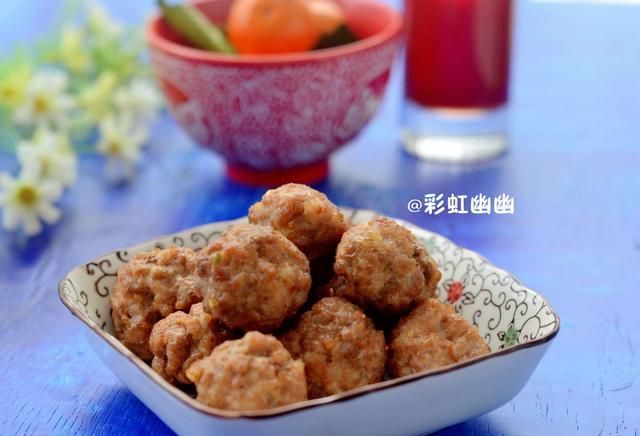 炸丸子怎么做到酥香(炸胡萝卜丸子酥脆蓬松的办法)图1