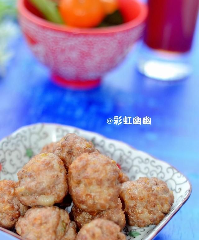 炸丸子怎么做到酥香(炸胡萝卜丸子酥脆蓬松的办法)图3