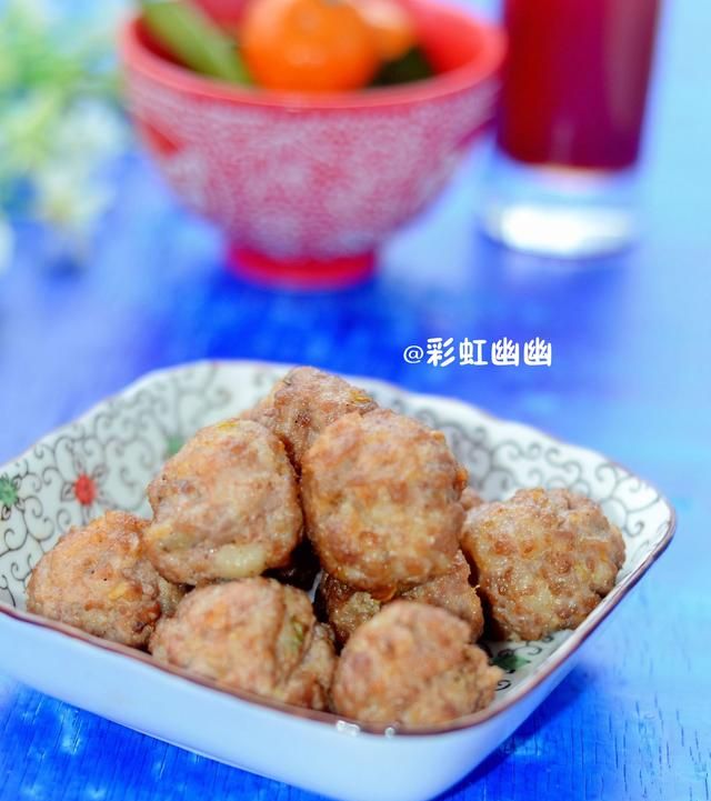 炸丸子怎么做到酥香(炸胡萝卜丸子酥脆蓬松的办法)图4